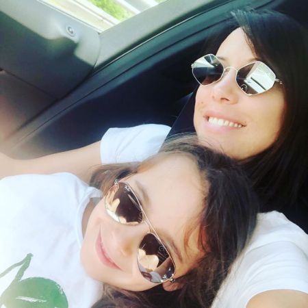 Nunzia and Gea wearing same glasses